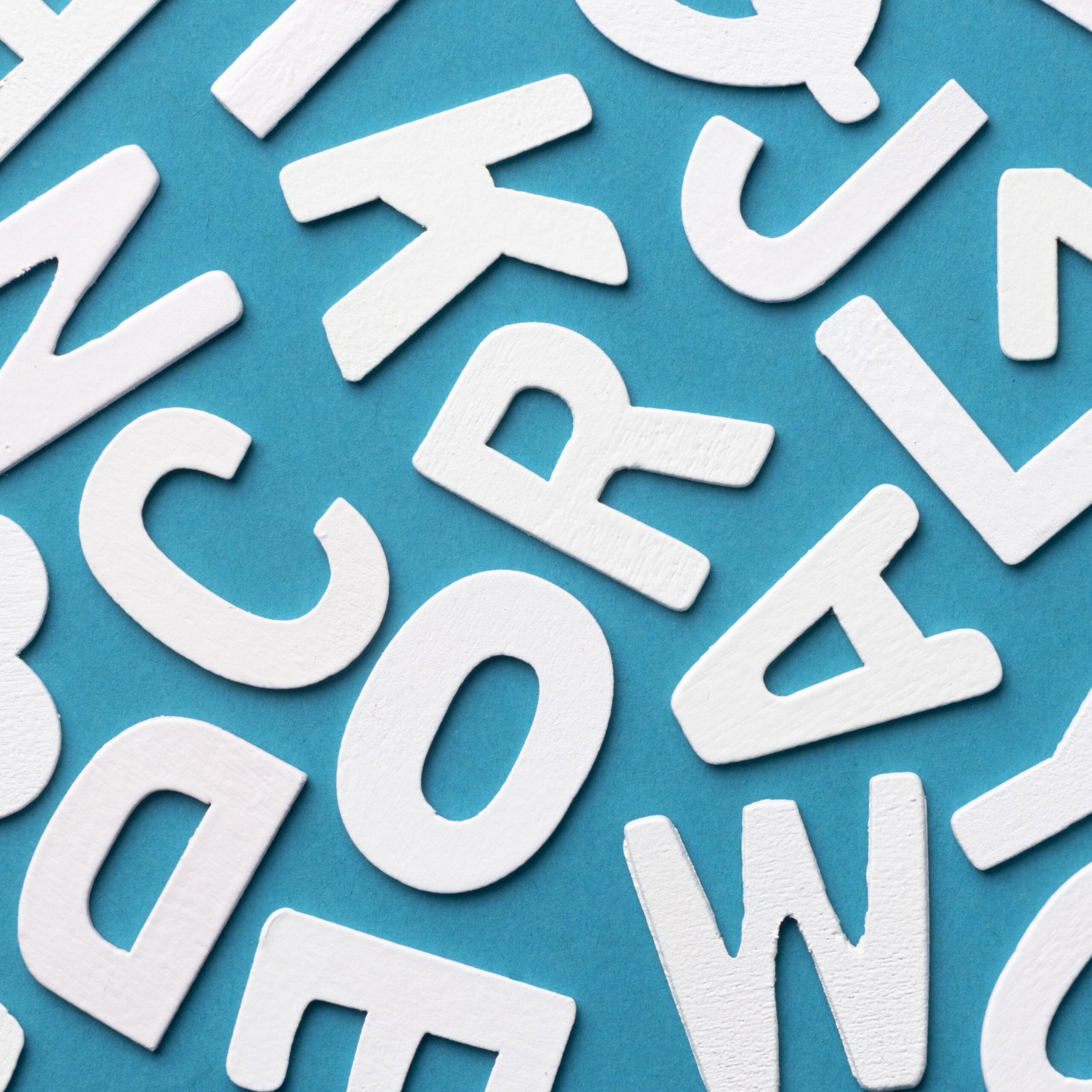 Letras sueltas fondo azul